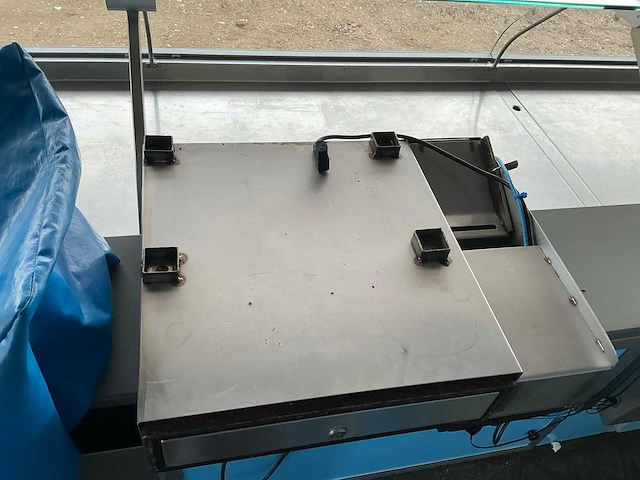 2014 scania p370 opleggertrekker met 2001 de vries jv10000 visverkoop oplegger - afbeelding 13 van  45