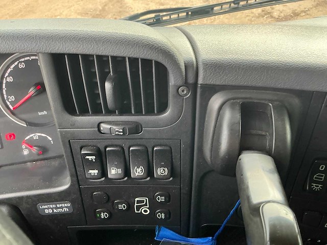 2014 scania p370 opleggertrekker met 2001 de vries jv10000 visverkoop oplegger - afbeelding 37 van  45