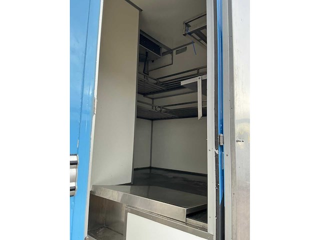 2014 scania p370 opleggertrekker met 2001 de vries jv10000 visverkoop oplegger - afbeelding 8 van  13