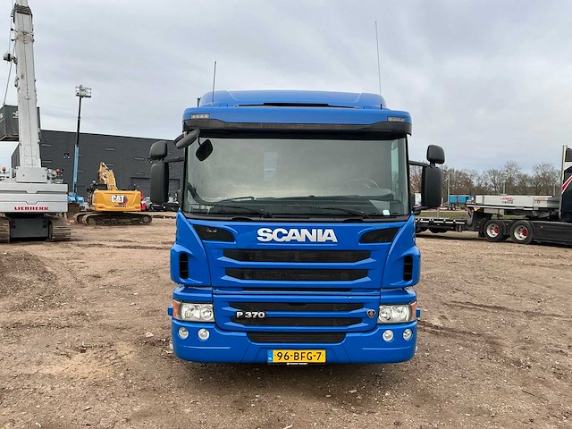 2014 scania p370 opleggertrekker met 2001 de vries jv10000 visverkoop oplegger - afbeelding 16 van  20