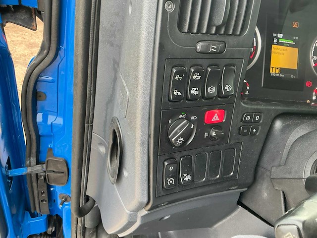 2014 scania p370 opleggertrekker met 2001 de vries jv10000 visverkoop oplegger - afbeelding 35 van  44