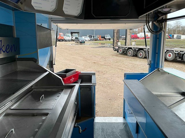 2014 scania p370 opleggertrekker met 2001 de vries jv10000 visverkoop oplegger - afbeelding 11 van  45