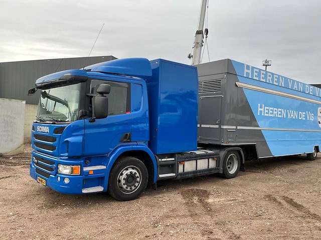 2014 scania p370 opleggertrekker met 2001 de vries jv10000 visverkoop oplegger - afbeelding 1 van  44