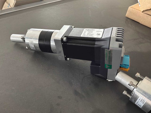 2014 schneider electric lmdces573 servo motor (2x) - afbeelding 1 van  2