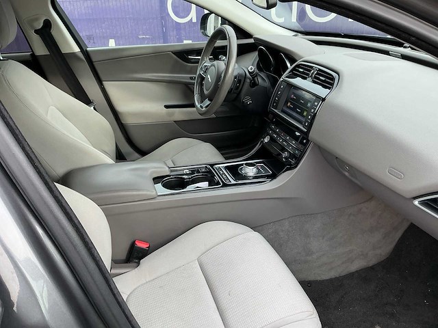 2015 - jaguar - xe - 2.0 d r-sport - personenauto - afbeelding 13 van  17