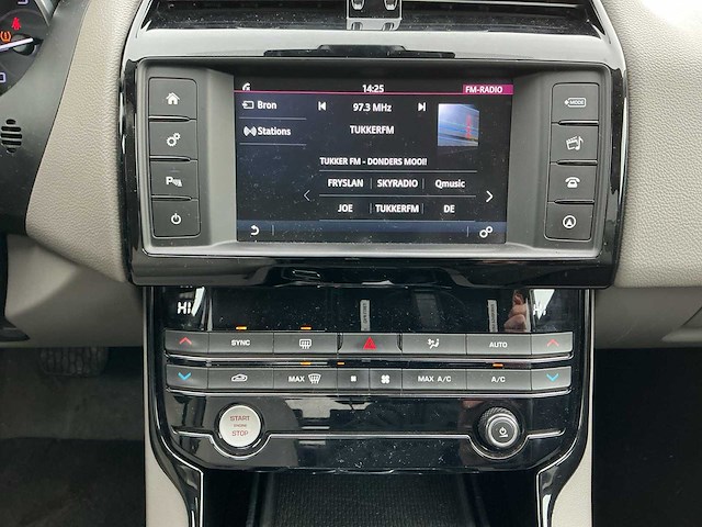 2015 - jaguar - xe - 2.0 d r-sport - personenauto - afbeelding 16 van  17