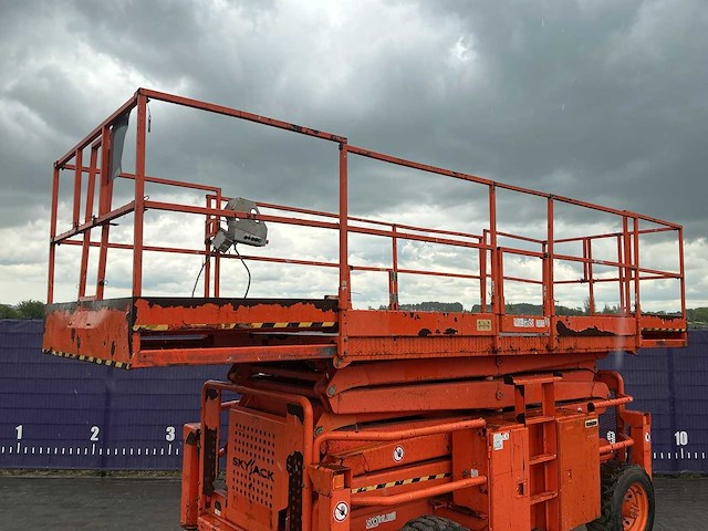 2015 - skyjack - sj 8841 - 4x4 - schaarhoogwerker - afbeelding 10 van  13