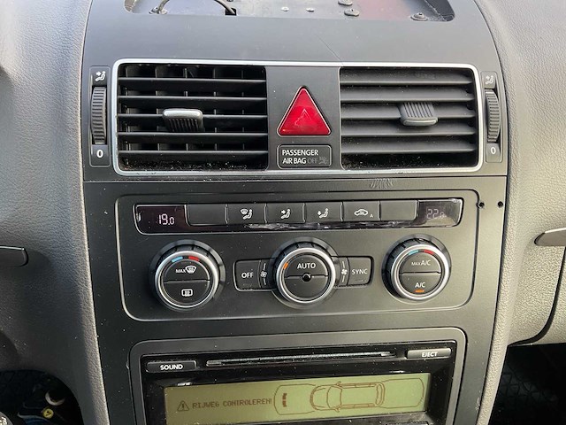 2015 - volkswagen - touran - 2.0 tdi comfl. bluem - personenauto - afbeelding 13 van  19