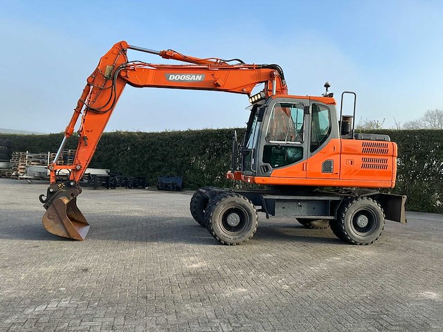 2015 doosan dx140w-3 banden graafmachine - afbeelding 2 van  21