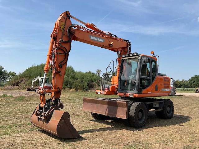 2015 doosan dx160w-3 banden graafmachine - afbeelding 12 van  17