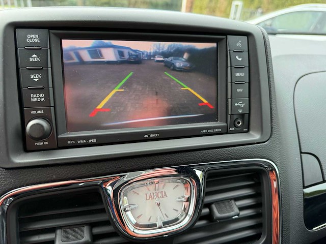 2015 lancia voyager grijs kenteken personenauto - afbeelding 2 van  4