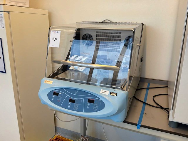 2015 thermo scientific maxq 4000 benchtop gekoelde orbitale shaker - afbeelding 1 van  6