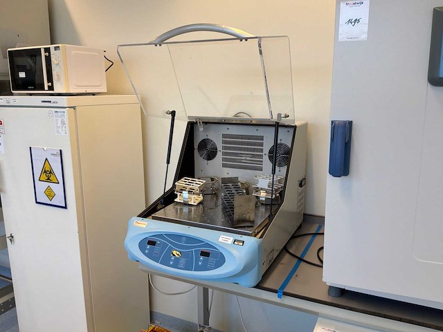 2015 thermo scientific maxq 4000 benchtop gekoelde orbitale shaker - afbeelding 2 van  6