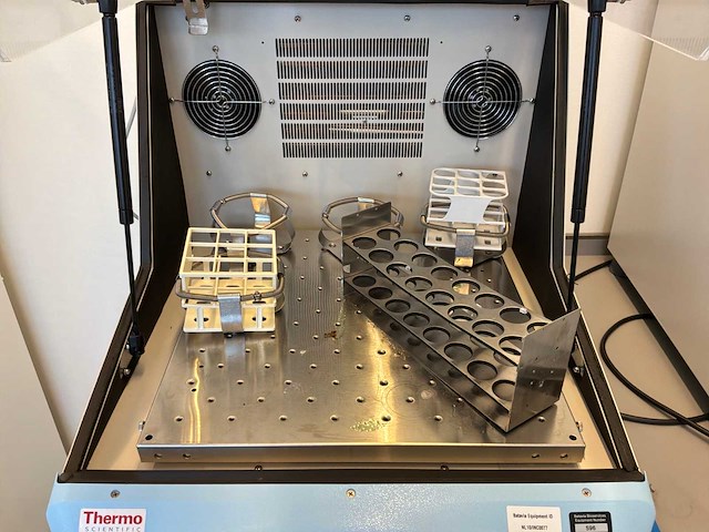 2015 thermo scientific maxq 4000 benchtop gekoelde orbitale shaker - afbeelding 3 van  6