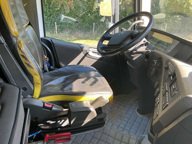 2015 volvo fh16 vrachtwagen met haakarm - afbeelding 1 van  14