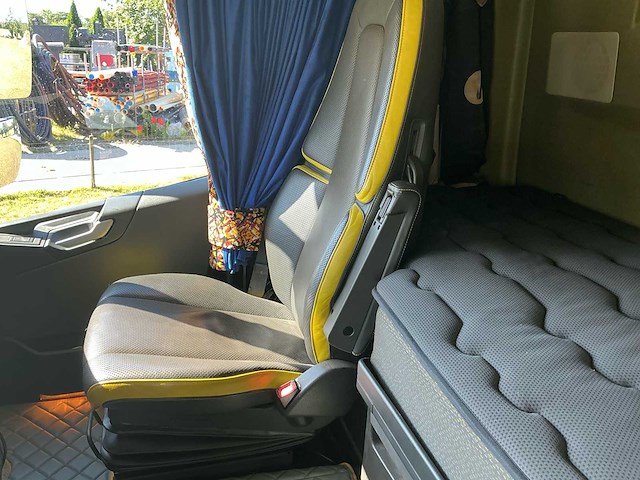 2015 volvo fh16 vrachtwagen met haakarm - afbeelding 10 van  14