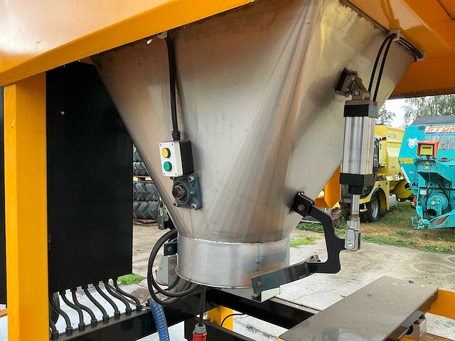 2016 çelikel perpetual semi-automatische silage verpakkingsinstallatie met 2 m³ mengbunker en 7 m transportband - afbeelding 23 van  25