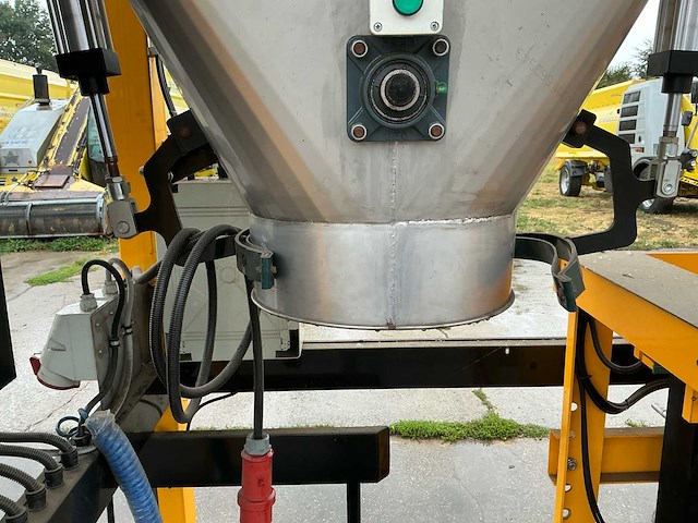 2016 çelikel perpetual semi-automatische silage verpakkingsinstallatie met 2 m³ mengbunker en 7 m transportband - afbeelding 24 van  25