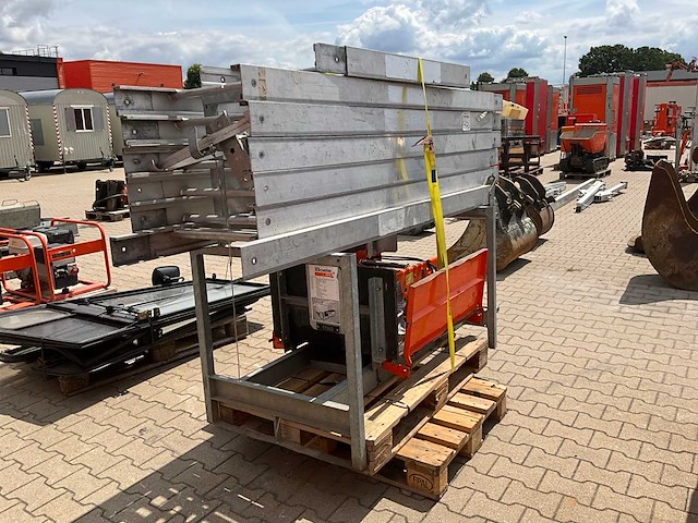 2016 geda lift 250 comfort 43 / 21 materiaallift / demontabele ladderlift - afbeelding 1 van  12