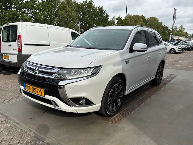 2016 mitsubishi outlander 2.0 phev premium personenauto - afbeelding 1 van  9