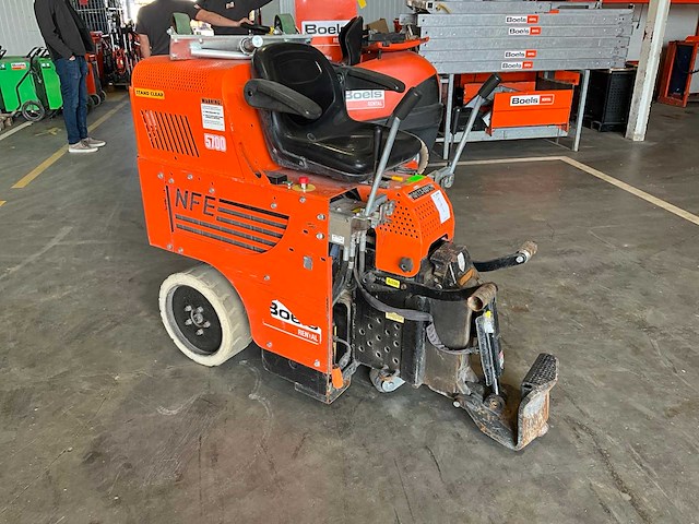 2016 national flooring equipment 5700 bol opzit accu tapijt / vloerstripper - afbeelding 11 van  16