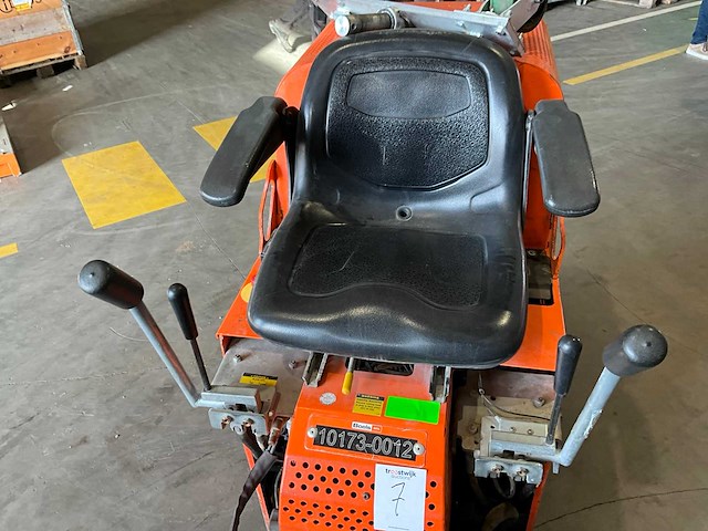 2016 national flooring equipment 5700 bol opzit accu tapijt / vloerstripper - afbeelding 12 van  16