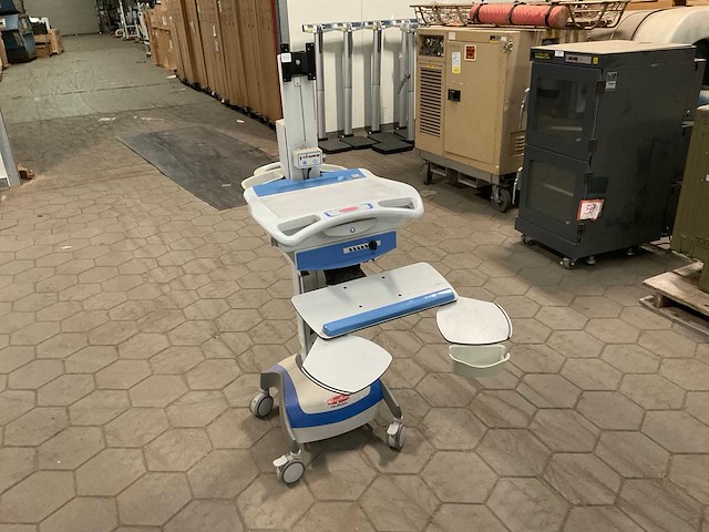 2016 rubbermaid 1849201 hospital cart computer monitor - afbeelding 1 van  9