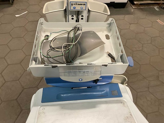 2016 rubbermaid 1849201 hospital cart computer monitor - afbeelding 8 van  9