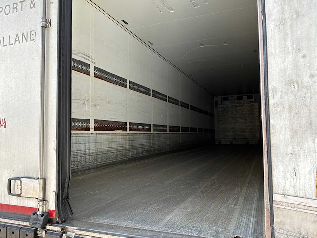 2016 schmitz cargobull scb*s3b 3-assige koeloplegger met laadklep - afbeelding 8 van  9