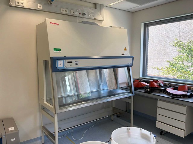 2016 thermo scientific safe 2020 1.8 microbiologische veiligheidskast en12469 - afbeelding 1 van  6