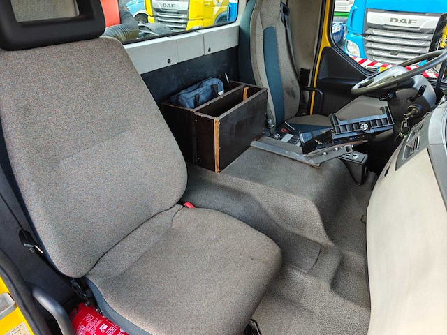 2016 volvo fe320 oprijwagen met autolaadkraan - afbeelding 25 van  43