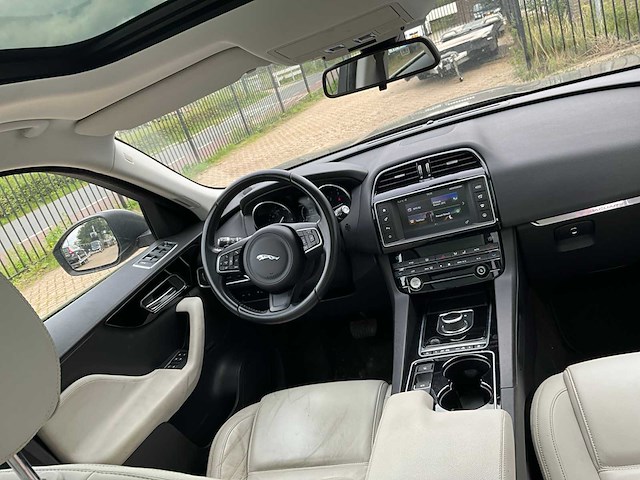 2017 - jaguar - f-pace - 2.0 portf. awd 20d - personenauto - afbeelding 7 van  28
