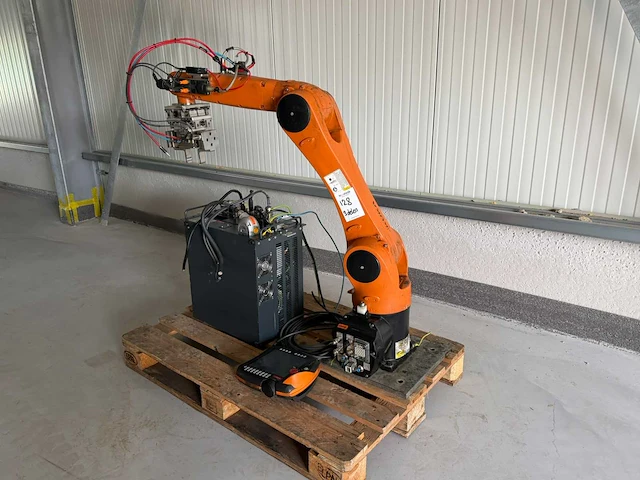 2017 - kuka - kr 10 r1100 sixx - industrial robot - afbeelding 1 van  8