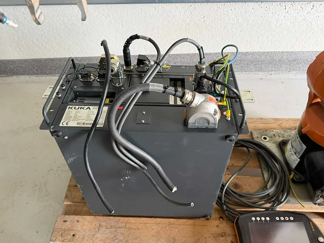 2017 - kuka - kr 10 r1100 sixx - industrial robot - afbeelding 2 van  8