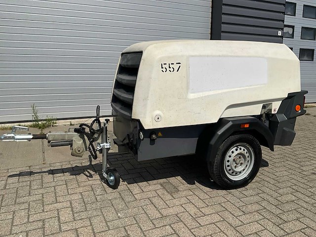 2017 atlas copco xas48g mobiele schroefcompressor - afbeelding 1 van  10