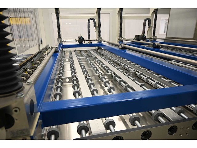 2017 benteler 2-delige glas panelen laad fifo systeem inclusief 5-delige kruiswissel systeem en rollenbaan systeem (c) - afbeelding 2 van  34