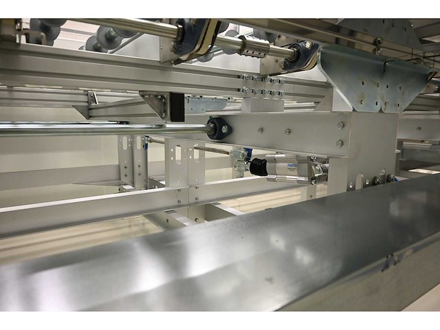 2017 benteler conveyor unloading / (turn over) crossbelt conveyor 7-delige aangedreven conveyor transportband systeem met kanteltafel en verticale zij-uitgifte (c) - afbeelding 2 van  36