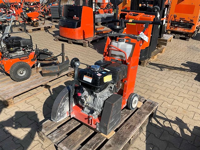 2017 husqvarna fs400lv asfaltzaagmachine / betonzaagmachine - afbeelding 1 van  11