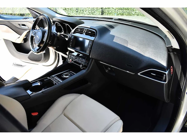 2017 jaguar f-pace 35t suv premium 3,0l v6 btw auto - afbeelding 49 van  77