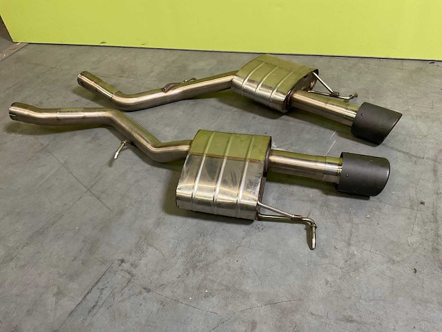 2017 jaguar f-pace sportuitlaat (2x) - afbeelding 1 van  5