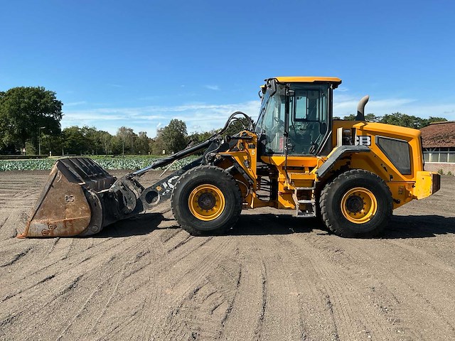 2017 jcb 437 wht t4f wastemaster wiellader met eurosteel hoogkiepbak - afbeelding 2 van  11