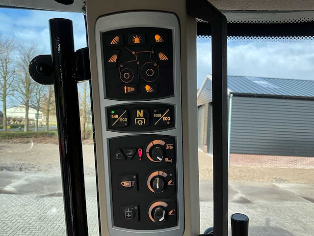 2017 massey ferguson 6715 s vierwielaangedreven landbouwtractor - afbeelding 7 van  31