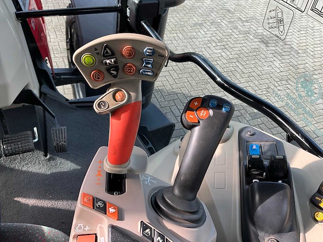 2017 massey ferguson 6715 s vierwielaangedreven landbouwtractor - afbeelding 11 van  31