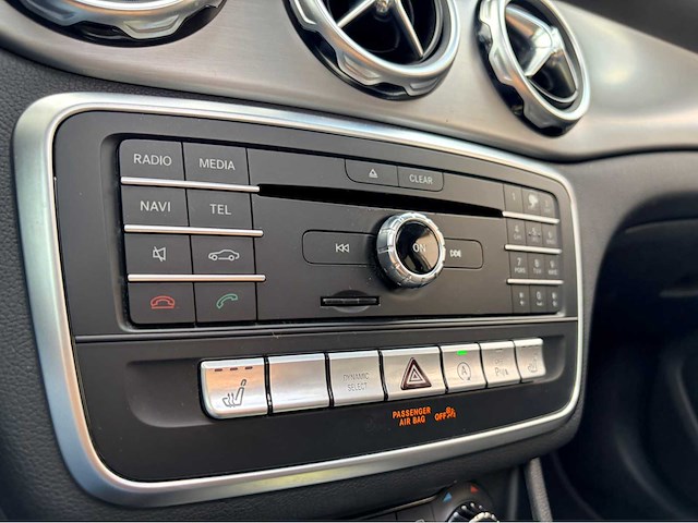 2017 mercedes-benz gla-klasse 180 bus. sol. amg personenauto - afbeelding 8 van  18