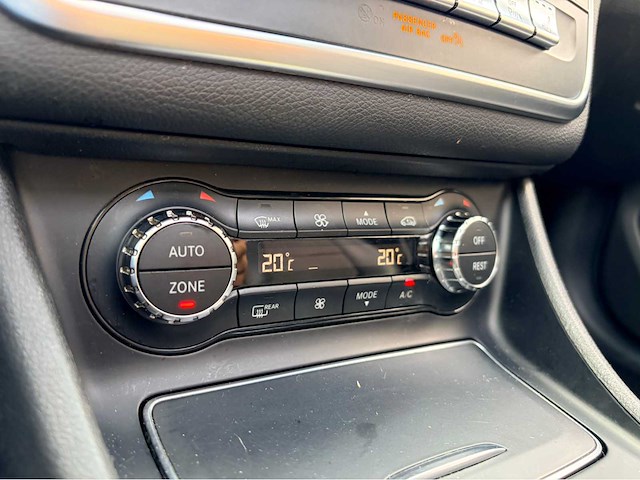 2017 mercedes-benz gla-klasse 180 bus. sol. amg personenauto - afbeelding 9 van  18