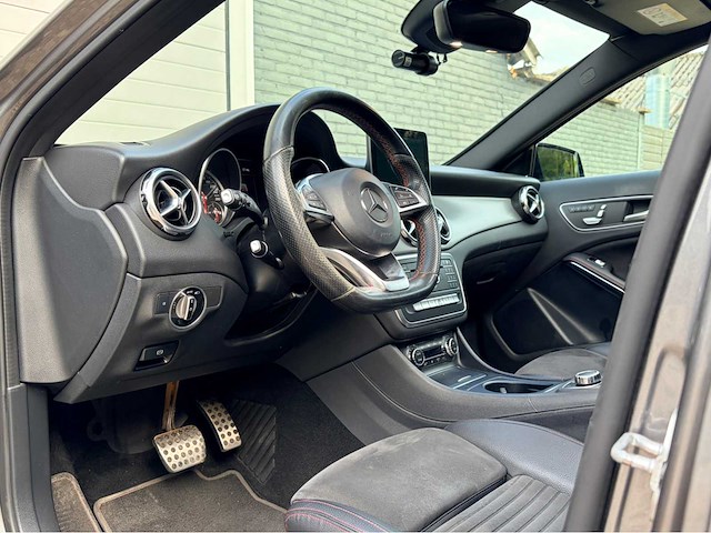 2017 mercedes-benz gla-klasse 180 bus. sol. amg personenauto - afbeelding 16 van  18