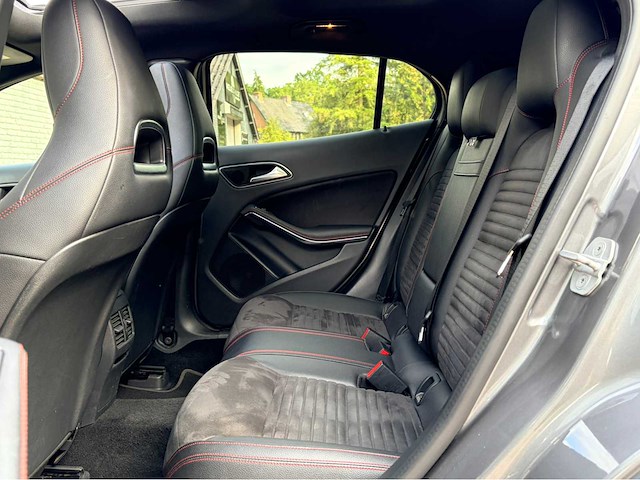 2017 mercedes-benz gla-klasse 180 bus. sol. amg personenauto - afbeelding 18 van  18