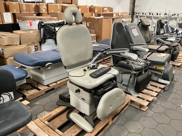 2017 midmark 630 onderzoekstoel - afbeelding 1 van  9