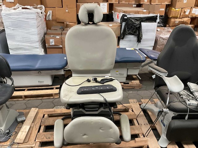 2017 midmark 630 onderzoekstoel - afbeelding 2 van  9