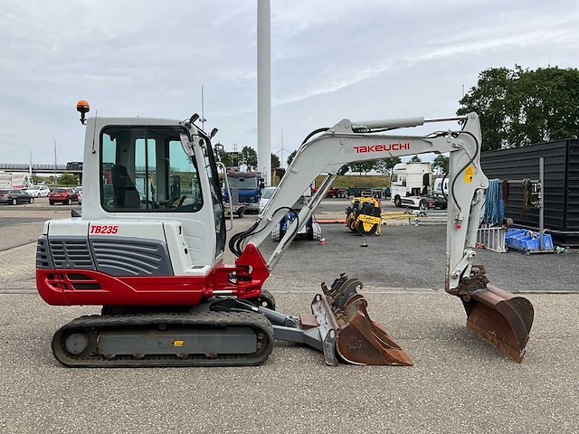 2017 takeuchi tb235 minigraafmachine - afbeelding 31 van  34
